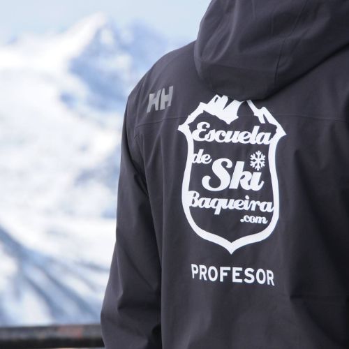 Detalle chaqueta profesor de escuela de esquí